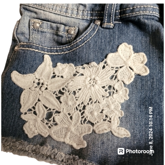 ALMOST FAMOUS, blue sandblasted, embroidered, low-rise, denim shorts. Sz. 11 - Picture 3 of 8